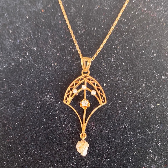 Jewelry - Elegant Gold Pendant Necklace
